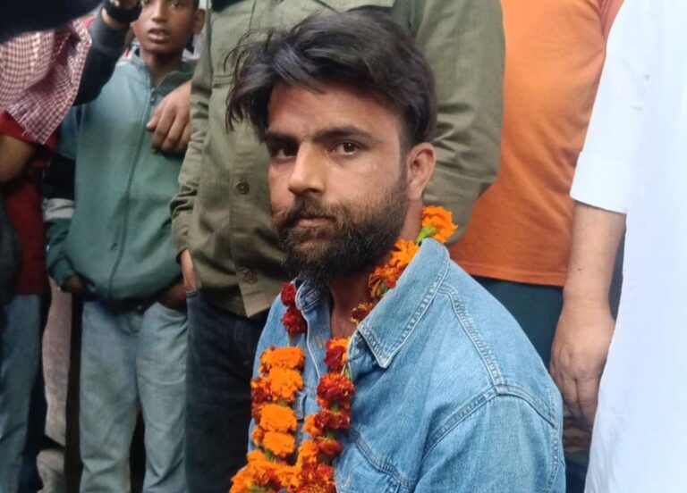 ਜਲੰਧਰ ’ਚ ਦੁਕਾਨਦਾਰਾਂ ਹੱਥੇ ਚੜਿਆ ਸ਼ਾਤਰ ਚੋਰ/ ਸੂਟ-ਬੂਟ ਪਾ ਕੇ ਅੰਜ਼ਾਮ ਦਿੰਦਾ ਸੀ ਵਾਰਦਾਤ/ ਦੁਕਾਨਦਾਰਾਂ ਨੇ ਫੁੱਲਾਂ ਦੀ ਮਾਲਾਂ ਪਾ ਕੇ ਦਿੱਤੀ ਸਜ਼ਾ