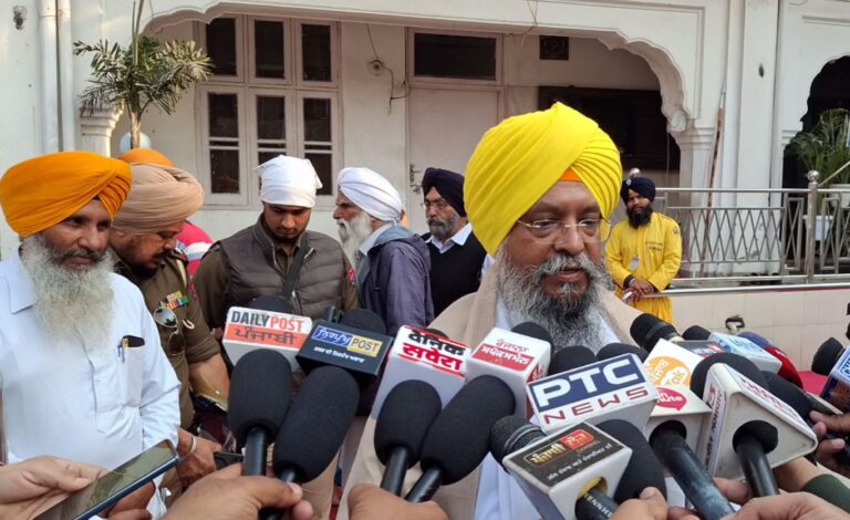 ਸ੍ਰੀ ਅਕਾਲ ਤਖਤ ਵਿਖੇ ਮੰਗ ਪੱਤਰ ਦੇਣ ਪਹੁੰਚੇ ਗਿਆਨੀ ਗੋਹਰ/ ਗਿਆਨੀ ਰਘਬੀਰ ਸਿੰਘ ਨੂੰ ਤਲਬ ਕਰਨ ਦੀ ਕੀਤੀ ਮੰਗ/ ਐਸਜੀਪੀਸੀ ’ਤੇ ਇਲਜ਼ਾਮਾਂ ’ਤੇ ਚੁੱਕੇ ਸਵਾਲ