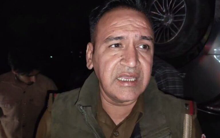 ਅੰਮ੍ਰਿਤਸਰ ਦੇ ਚਾਟੀਵਿੰਡ ਪੁਲ ਟਲਿਆ ਵੱਡਾ ਹਾਦਸਾ/ ਬੇਕਾਬੂ ਹੋ ਕੇ ਪਲਟੀ ਤੇਜ਼ ਰਫਤਾਰ ਕਾਰ/ ਐਕਟਿਵਾ ਸਵਾਰ ਨੂੰ ਮਾਰੀ ਟੱਕਰ, ਮਸੀ ਬਚੀ ਜਾਨ