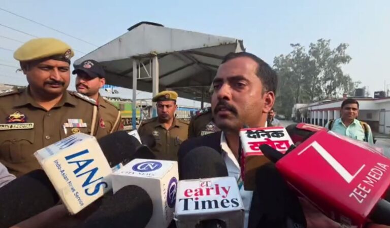 ਕਠੂਆ ਰੇਲਵੇ ਪੁਲਿਸ ਵੱਲੋਂ ਨਕਲੀ ਟੀਟੀ ਕਾਬੂ/  ਲੋਕਾਂ ਤੋਂ ਨਕਲੀ ਟੀਟੀ ਬਣ ਕੇ ਠੱਗਦਾ ਸੀ ਪੈਸੇ/ ਪੁਲਿਸ ਨੇ ਮਾਮਲਾ ਦਰਜ ਕਰ ਕੇ ਜਾਂਚ ਕੀਤੀ ਸ਼ੁਰੂ