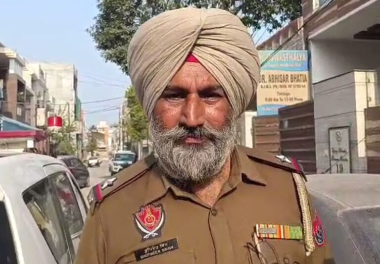 ਅੰਮ੍ਰਿਤਸਰ ਦੇ ਗੋਲਡਨ ਐਵਨਿਊ ’ਚ ਭਿੱੜੀਆਂ ਦੋ ਧਿਰਾਂ/ ਪਾਰਕਿੰਗ ਨੂੰ ਲੈ ਕੇ ਹੋਈ ਲੜਾਈ, ਸੀਸੀਟੀਵੀ ਵਾਇਰਲ/ ਪੁਲਿਸ ਨੇ ਜਾਂਚ ਕੀਤੀ ਸ਼ੁਰੂ