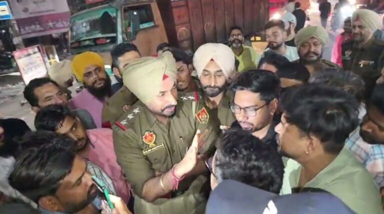 ਲੁਧਿਆਣਾ ਦੇ ਜੀਵਨ ਨਗਰ ਇਲਾਕੇ ’ਚ ਗੁੰਡਾਗਰਦੀ/ ਤੇਜ਼ਧਾਰ ਹਥਿਆਰ ਨਾਲ ਦੁਕਾਨ ֹ’ਤੇ ਕੀਤਾ ਹਮਲਾ/ ਵਿਰੋਧ ’ਚ ਦੁਕਾਨਦਾਰਾਂ ਨੇ ਲਾਇਆ ਜਾਮ