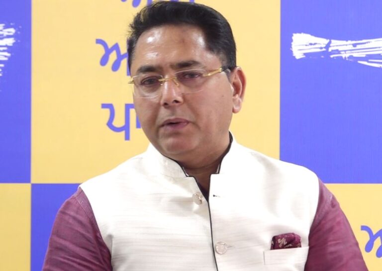 ਚੰਡੀਗੜ੍ਹ ’ਚ ਆਮ ਆਦਮੀ ਪਾਰਟੀ ਦੀ ਪ੍ਰੈੱਸ ਕਾਨਫਰੰਸ/ ਕੇਜਰੀਵਾਲ ਨੂੰ ਰਾਹਤ ਮਾਮਲੇ ਨੂੰ ਲੈ ਕੇ ਘੇਰੀ ਭਾਜਪਾ/ ਕਿਹਾ, ਸੱਚਾਈ ਦੱਬ ਸਕਦੀ ਹੈ ਪਰ ਖਤਮ ਨਹੀਂ ਹੁੰਦੀ