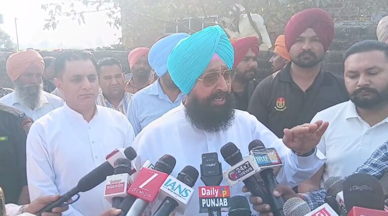 ਗੁਰਦਾਸਪੁਰ ’ਚ ਪੀੜਤ ਪਰਿਵਾਰ ਨੂੰ ਮਿਲੇ ਪ੍ਰਤਾਪ ਬਾਜਵਾ/ ਰਣਜੀਤ ਸਿੰਘ ਦੇ ਐਨਕਾਊਂਟਰ ’ਤੇ ਚੁੱਕੇ ਸਵਾਲ/ ਘਟਨਾ ਦੀ ਸੀਬੀਆਈ ਤੋਂ ਜਾਂਚ ਕਰਵਾਉਣ ਦੀ ਕੀਤੀ ਮੰਗ