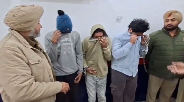 ਫਤਹਿਗੜ੍ਹ ਸਾਹਿਬ ਪੁਲਿਸ ਨੇ ਸੁਲਝਾਇਆ ਖੋਹ ਦਾ ਮਾਮਲਾ/ ਤਿੰਨ ਮੁਲਜਮਾਂ ਨੂੰ ਤੇਜ਼ਧਾਰ ਹਥਿਆਰਾਂ ਸਮੇਤ ਕੀਤਾ ਕਾਬੂ/ 2 ਮੋਬਾਈਲ ਫੋਨ, ਇਕ ਦਾਤ, ਇਕ ਕਿਰਪਾਨ ਬਰਾਮਦ