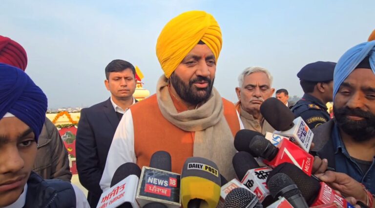 ਨਾਭਾ ਦੇ ਸ਼ਾਹੀ ਪਰਿਵਾਰ ਨੂੰ ਮਿਲੇ ਹਰਿਆਣਾ ਸੀਐਮ ਸੈਣੀ/ ਦਸਤਾਰਬੰਦੀ ਪ੍ਰੋਗਰਾਮ ਸਬੰਧੀ ਦਿੱਤੀ ਵਧਾਈ/ ਪੁਰਾਤਨ ਪਰੰਪਰਾ ਨੂੰ ਬਰਕਰਾਰ ਰੱਖਣ ਦੀ ਕੀਤੀ ਪ੍ਰਸੰਸਾ