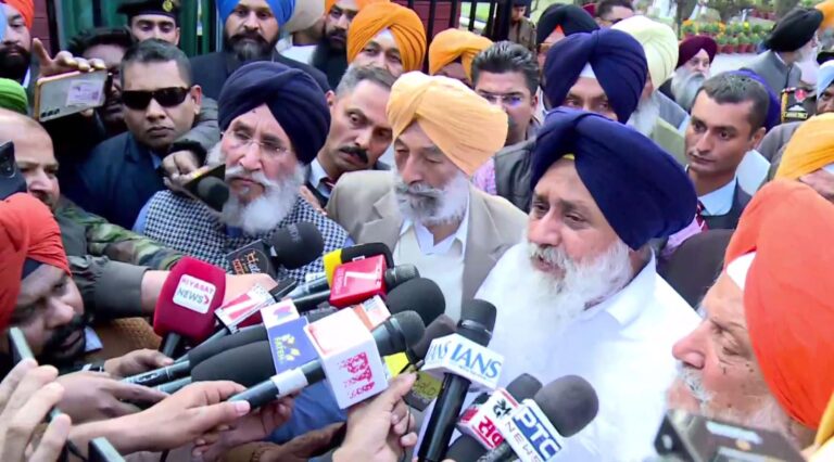 ਪੰਜਾਬ ਪੁਲਿਸ ਦੇ ਹੈੱਡ ਕੁਆਟਰ ਪਹੁੰਚੇ ਸੁਖਬੀਰ ਬਾਦਲ/ ਡੀਜੀਪੀ ਗੌਰਵ ਯਾਦਵ ਨਾਲ ਕੀਤੀ ਮੁਲਾਕਾਤ/ ਪਰਿਵਾਰ ਨੂੰ ਤੰਗ ਕਰਨ ਦੇ ਹਵਾਲੇ ਨਾਲ ਗ੍ਰਿਫਤਾਰੀ ਦੀ ਪੇਸ਼ਕਸ਼