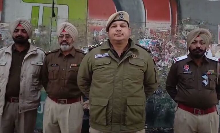 ਗੁਰਦਾਸਪੁਰ ਟਰੈਫਿਕ ਪੁਲਿਸ ਦੀ ਸਖਤੀ/  ਨਿਯਮ ਤੋੜਣ ਵਾਲਿਆਂ ਤੇ ਕੱਸਿਆ ਸਿਕੰਜਾ/ ਨਾਕੇਬੰਦੀ ਕਰ ਕੇ ਕੀਤੀ ਜਾਂਚ ਤੇ ਕੱਟੇ ਚੱਲਾਨ