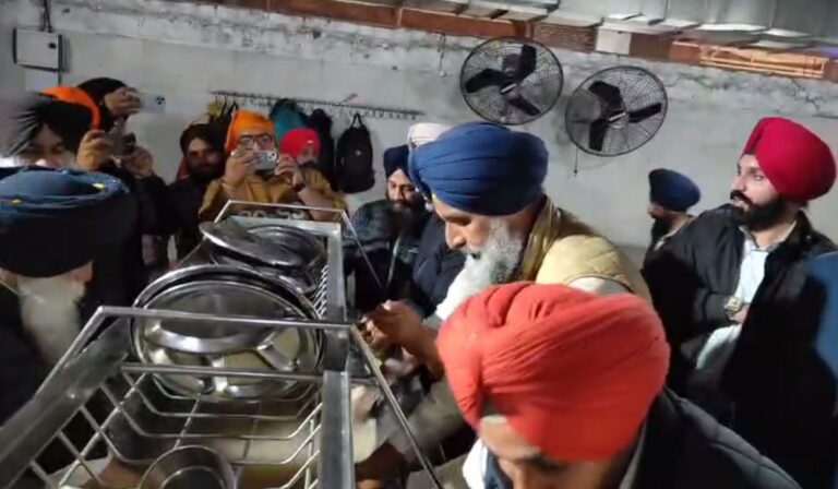 ਸ੍ਰੀ ਦਰਬਾਰ ਸਾਹਿਬ ਵਿਖੇ ਨਤਮਸਤਕ ਹੋਏ ਬਿਕਰਮ ਮਜੀਠੀਆ/ ਗੁਰੂ ਘਰ ਮੱਥਾ ਟੇਕਿਆ ਤੇ ਕੀਤਾ ਸ਼ੁਕਰਾਨਾ/ ਸਰਕਾਰ ਵੱਲ ਵਿੰਨ੍ਹੇ ਤਿੱਖੇ ਨਿਸ਼ਾਨੇ