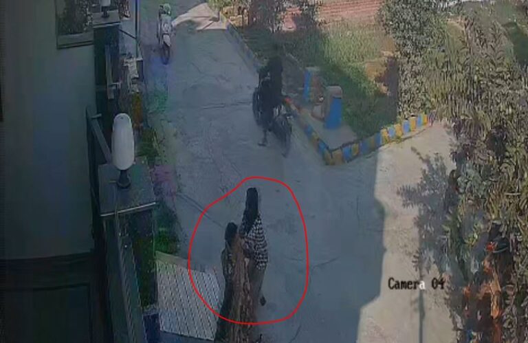 ਬਟਾਲਾ ਦੀ ਪਾਸ਼ ਕਾਲੋਨੀ ’ਚ ਦਿਨ ਦਿਹਾੜੇ ਖੋਹ/ ਮਹਿਲਾ ਦੀਆਂ ਵਾਲੀਆਂ ਝਪਟ ਕੇ ਲੁਟੇਰੇ ਫਰਾਰ/ ਘਟਨਾ ਸੀਸੀਟੀਵੀ ’ਚ ਕੈਦ