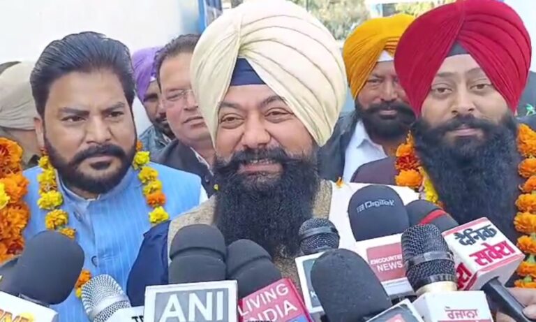 ਜਲੰਧਰ ’ਚ ਅਨੁਸੂਚਿਤ ਜਾਤੀ ਕਮਿਸ਼ਨ ਚੇਅਰਮੈਨ ਜਸਬੀਰ ਗੜੀ/  ਡੇਰਾ ਬੱਲਾ ਮੁਖੀ ਨੂੰ ਸੌਂਪਿਆ ਫੁੱਲਾਂ ਦਾ ਗੁਲਦਸਤਾ