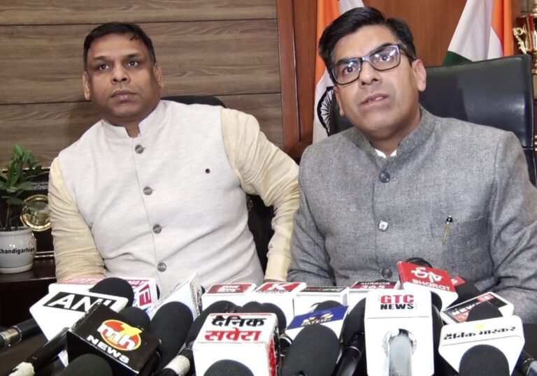 ਚੰਡੀਗੜ੍ਹ ਦੇ ਮੇਅਰ ਸੌਰਭ ਜੋਸ਼ੀ ਨੇ ਲਾਇਆ ਜਨਤਾ ਦਾ ਦਰਬਾਰ/ ਲੋਕਾਂ ਦੀਆਂ ਸਮੱਸਿਆਵਾਂ ਸੁਣ ਕੇ ਛੇਤੀ ਹੱਲ ਦਾ ਦਿੱਤਾ ਭਰੋਸਾ