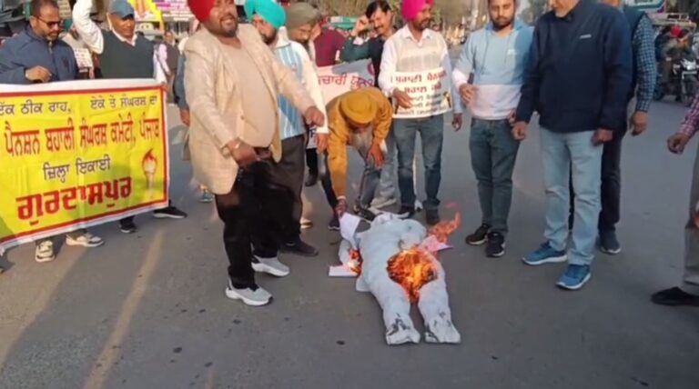 ਗੁਰਦਾਸਪੁਰ ’ਚ ਮੁਲਾਜ਼ਮ ਜਥੇਬੰਦੀਆਂ ਦਾ ਪ੍ਰਦਰਸ਼ਨ/ ਪੈਨਸ਼ਨ ਬਹਾਲੀ ਤੇ ਟੈਟ ਸ਼ਰਤ ਖਤਮ ਕਰਨ ਦੀ ਮੰਗ