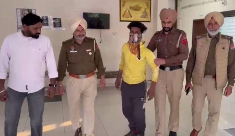 ਮੋਗਾ ਪੁਲਿਸ ਦੀ ਚੋਰੀ ਤੇ ਲੁੱਟ-ਖੋਹ ਦਾ ਦੋਸ਼ੀ ਕਾਬੂ/ ਦੋ ਮੋਬਾਇਲ, ਨਗਦੀ ਤੇ ਕਾਰ ਬਰਾਮਦ/ ਥਾਣਾ ਅਜੀਤਵਾਲ ’ਚ ਦਰਜ ਕੀਤਾ ਮਾਮਲਾ