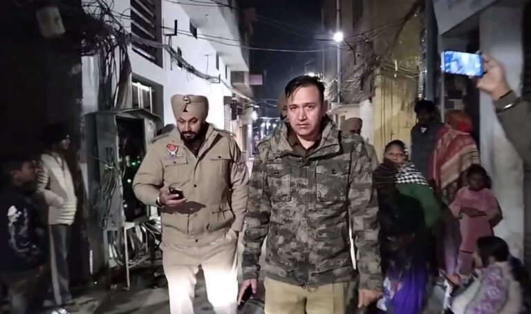 ਅੰਮ੍ਰਿਤਸਰ ’ਚ ਦੋ ਧਿਰਾਂ ਵਿਚਾਲੇ ਹਿੰਸਕ ਝੜਪ/ ਚੱਲੇ ਇੱਟਾਂ-ਰੋੜੇ, ਚੱਲੀ ਗੋਲੀ, ਕਈ ਜ਼ਖਮੀ/ ਪਤੰਗਬਾਜ਼ੀ ਬਣੀ ਵਜ੍ਹਾ, ਪੁਲਿਸ ਕਰ ਰਹੀ ਜਾਂਚ