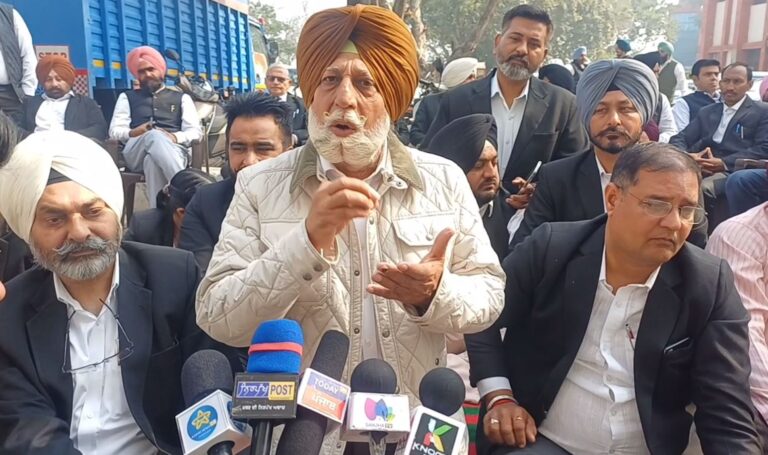 ਫਤਹਿਗੜ੍ਹ ਸਾਹਿਬ ਅਦਾਲਤ ਅੱਗੇ ਵਕੀਲਾਂ ਦਾ ਧਰਨਾ/ ਕੰਮਕਾਜ ਠੱਪ ਰੱਖ ਕੇ ਕੀਤੀ ਨਾਅਰੇਬਾਜ਼ੀ