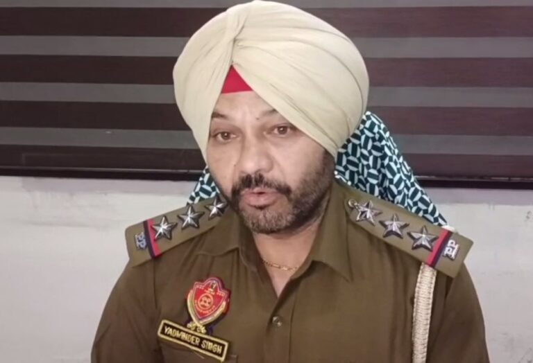 ਜਲੰਧਰ ’ਚ ਆਵਾਰਾ ਕੁੱਤਿਆਂ ਨੂੰ ਲੈ ਕੇ ਝੜਪ/ ਗਲੀ ਅੰਦਰ ਲੱਤਾਂ-ਮੁੱਕਿਆਂ ਨਾਲ ਕੀਤਾ ਹਮਲਾ/ ਘਟਨਾ ਸੀਸੀਟੀਵੀ ’ਚ ਕੈਦ, ਪੁਲਿਸ ਕਰ ਰਹੀ ਜਾਂਚ