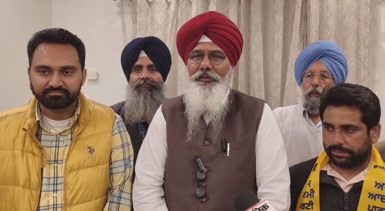 ਫਰੀਦਕੋਟ ’ਚ ਸ਼੍ਰੋਮਣੀ ਅਕਾਲੀ ਦਲ ਨੂੰ ਝਟਕਾ/ ਸਾਬਕਾ ਕੌਂਸਲਰ ਦਾ ਲੜਕਾ ਆਪ ’ਚ ਹੋਇਆ ਸ਼ਾਮਲ/ ਵਿਧਾਇਕ ਸੇਖੋਂ ਨੇ ਸਿਰੋਪਾਓ ਪਾ ਕੇ ਕੀਤਾ ਸਵਾਗਤ