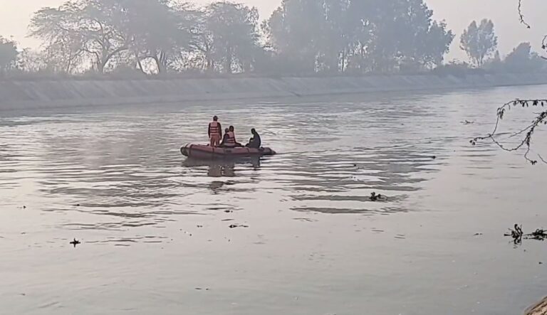 ਮੁਕਤਸਰ ਦੇ ਲੰਬੀ ’ਚ ਨਹਿਰ ਅੰਦਰ ਡਿੱਗੀ ਕਾਰ/ ਲਾਪਤਾ ਕਾਰ ਚਾਲਕ ਦੀ ਕੀਤੀ ਜਾ ਰਹੀ ਭਾਲ