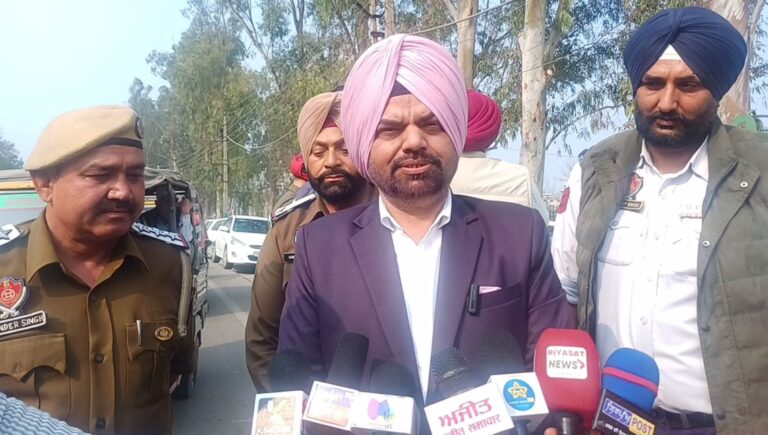 ਫਤਹਿਗੜ੍ਹ ਸਾਹਿਬ ਟਰੈਫਿਕ ਪੁਲਿਸ ਦੀ ਵੱਡੀ ਕਾਰਵਾਈ/ ਗਲਤ ਥਾਂ ਪਾਰਕਿੰਗ ਕਰਨ ਵਾਲਿਆਂ ਦੇ ਕੱਟੇ ਚੱਲਾਨ/ ਟੋਅ ਕਰ ਕੇ ਗੱਡੀਆਂ ਥਾਣੇ ਲੈ ਗਈ ਪੁਲਿਸ