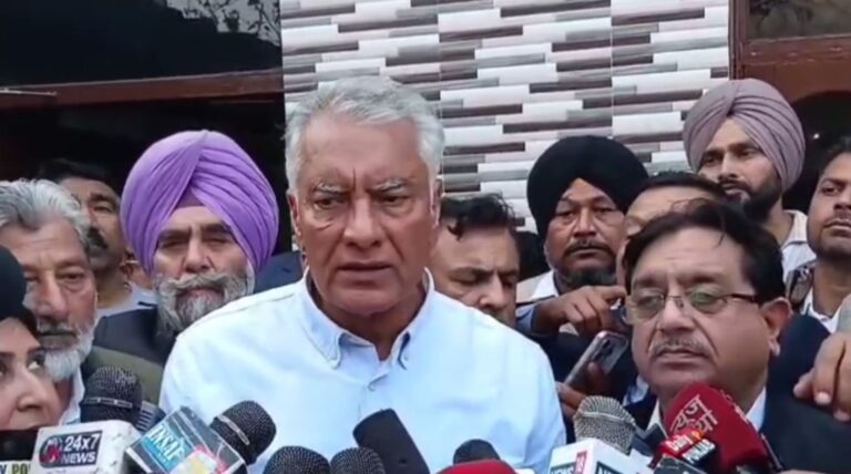 ਗੁਰਦਾਸਪੁਰ ’ਚ ਸ਼ਹੀਦ ਦੇ ਪਰਿਵਾਰ ਨੂੰ ਮਿਲੇ ਸੁਨੀਲ ਜਾਖੜ/ ਕਾਨੂੰਨ ਵਿਵਸਥਾ ਨੂੰ ਲੈ ਕੇ ਘੇਰੀ ਪੰਜਾਬ ਸਰਕਾਰ/ ਕਿਹਾ, ਕੇਜਰੀਵਾਲ ਨੇ ਸੀਐਮ ਨੂੰ ਚੁਟਕਲੇ ਸੁਣਾਉਣ ਲਈ ਰੱਖਿਐ…