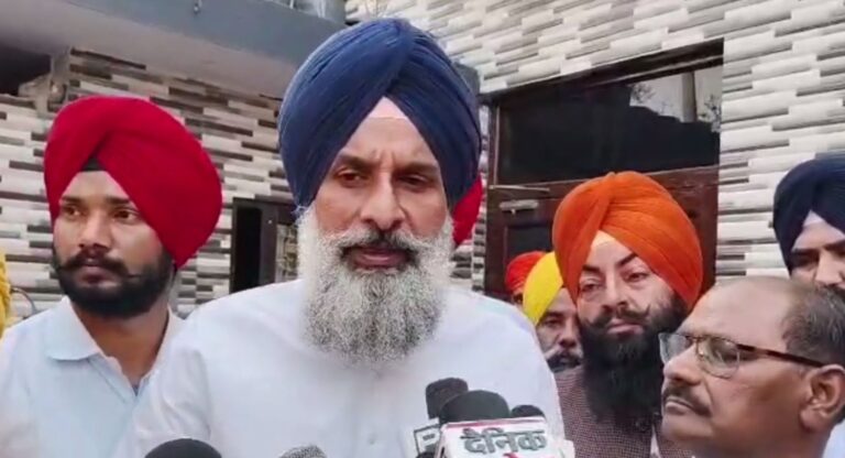 ਗੁਰਦਾਸਪੁਰ ’ਚ ਸ਼ਹੀਦ ਪੁਲਿਸ ਮੁਲਾਜ਼ਮ ਦੇ ਘਰ ਪਹੁੰਚੇ ਮਜੀਠੀਆ/ ਪਰਿਵਾਰ ਨੂੰ ਮਿਲ ਕੇ ਸਾਂਝਾ ਕੀਤਾ ਦੁੱਖ/ ਸਰਕਾਰ ’ਤੇ ਚੁੱਕੇ ਸਵਾਲ