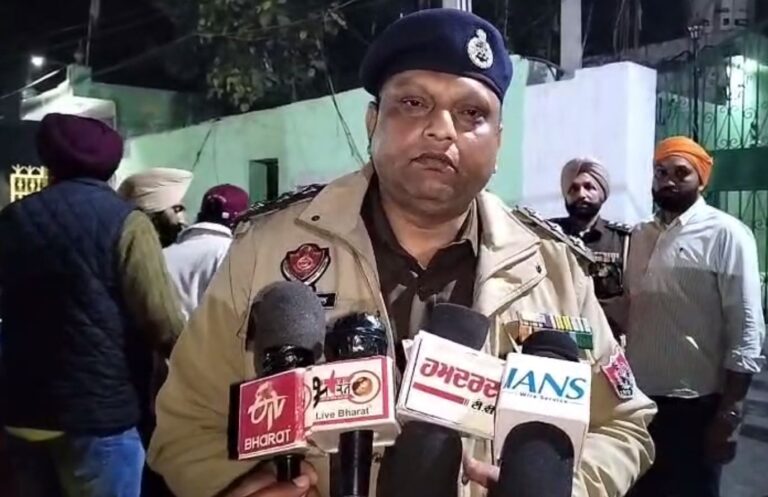 ਅੰਮ੍ਰਿਤਸਰ ਵੱਲੋਂ ਨਸ਼ਾ ਤਸਕਰੀ ਗਰੋਹ ਦਾ ਪਰਦਾਫਾਸ਼/ ਨਸ਼ੇ ਦੀ ਖੇਪ ਸਮੇਤ 4 ਮੁਲਜਮਾਂ ਨੂੰ ਕੀਤਾ ਗ੍ਰਿਫਤਾਰ/ 2 ਕਿਲੋ ਹੀਰੋਇਨ ਤੇ ਇਕ ਕਾਰ ਬਰਾਮਦ