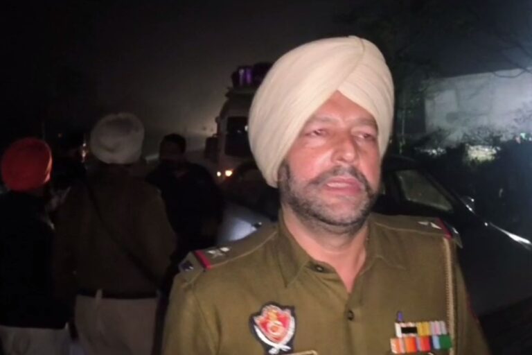 ਟਿੱਪਰ ਕਾਰ ਨੂੰ ਸਾਈਡ ਮਾਰ ਕੇ ਹੋਇਆ ਫਰਾਰ/ ਕਾਰ ਵਿੱਚ ਵੱਜੀ ਪਿੱਛੋਂ ਆ ਰਹੀ ਮੈਟਾਡੋਰ/ ਬਾਲ ਬਾਲ  ਬੱਚੀਆਂ 12 ਸਵਾਰੀਆਂ