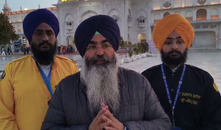 ਦਰਬਾਰ ਸਾਹਿਬ ਦੇ ਸੇਵਾਦਾਰਾਂ ਦੀ ਵਰਦੀ ’ਚ ਅਹਿਮ ਤਬਦੀਲੀ/ ਪੀਲੇ ਤੇ ਗੂੜੇ ਨੀਲੇ ਰੰਗ ਦੀ ਵਰਦੀ ’ਚ ਨਜ਼ਰ ਆਉਣਗੇ ਸੇਵਾਦਾਰ