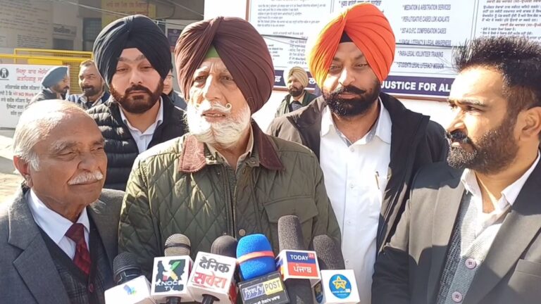 ਫਤਹਿਗੜ੍ਹ ਜ਼ਿਲ੍ਹਾ ਅਦਾਲਤ ਅੱਗੇ ਵਕੀਲਾਂ ਦਾ ਧਰਨਾ/ ਮੰਗਾਂ ਨੂੰ ਲੈ ਕੇ ਤਿੰਨ ਦਿਨਾਂ ਤੋਂ ਕਰ ਰਹੇ ਹੜਤਾਲ