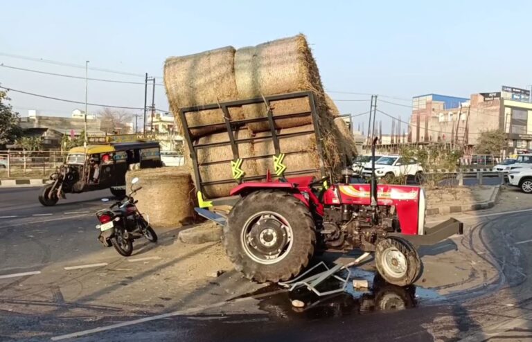 ਮੋਗਾ ’ਚ ਡਿਵਾਈਡਰ ’ਤੇ ਚੜ੍ਹੀ ਪਰਾਲੀ ਵਾਲੀ ਟਰਾਲੀ/ ਹਾਈਵੇ ’ਤੇ ਲੱਗਿਆ ਜਾਮ, ਵੱਡਾ ਹਾਦਸਾ ਟਲਿਆ/ ਟਰੈਫਿਕ ਪੁਲਿਸ ਨੇ ਖੁਲ੍ਹਵਾਇਆ ਜਾਮ