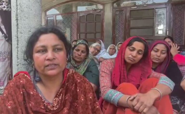 ਗੁਰਦਾਸਪੁਰ ਪੁਲਿਸ ਦੇ ਐਨਕਾਊਂਟਰ ’ਤੇ ਉੱਠੇ ਸਵਾਲ/ ਪਰਿਵਾਰ ਤੇ ਪਿੰਡ ਵਾਸੀਆਂ ਨੇ ਪੁਲਿਸ ਕਹਾਣੀ ਨੂੰ ਦੱਸਿਆ ਝੂਠਾ/ ਕਿਹਾ, ਮੁੰਡੇ ਨਾਲ ਧੱਕਾ ਹੋਇਆ ਹੈ, ਘਰੋਂ ਲੈ ਗਈ ਸੀ ਪੁਲਿਸ