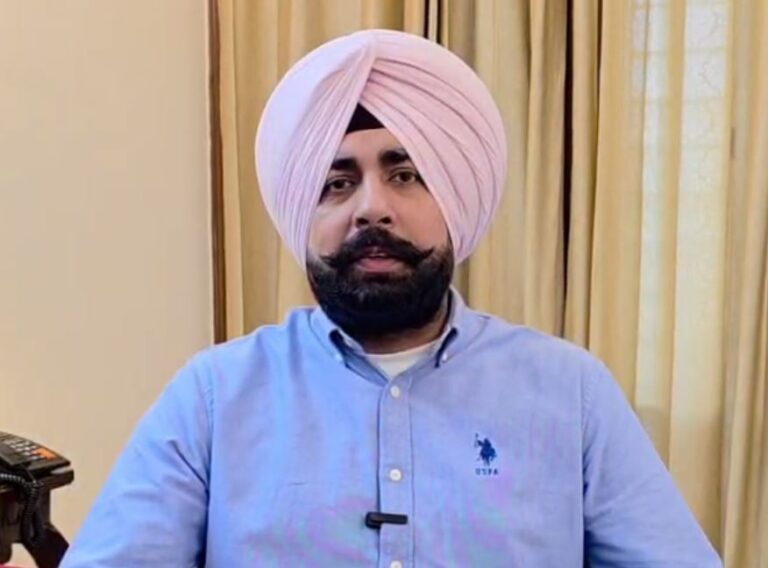 ਅਕਾਲੀ ਦਲ ਨੇ ਬਜਟ ਨੂੰ ਲੈ ਕੇ ਘੇਰੀ ਸਰਕਾਰ/ ਔਰਤਾਂ ਨੂੰ 1000 ਰੁਪਏ ਦੇਣ ’ਤੇ ਚੁੱਕੇ ਸਵਾਲ/ 60 ਹਜ਼ਾਰ ਦੀ ਥਾਂ 6 ਹਜ਼ਾਰ ਦੇਣ ਨੂੰ ਦੱਸਿਆ ਧੋਖਾ