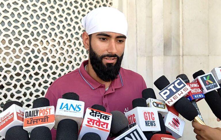 ਦਰਬਾਰ ਸਾਹਿਬ ਵਿਖੇ ਨਤਮਸਤਕ ਹੋਏ ਕ੍ਰਿਕਟਰ ਯੁਵਰਾਜ ਸਮਰਾ/ ਵਰਲਡ ਕੱਪ ਦੀ ਸਫਲਤਾ ਲਈ ਕੀਤਾ ਸ਼ੁਕਰਾਨਾ/ ਅੰਮ੍ਰਿਤਸਰ ਦਾ ਪੁੱਤਰ ਬਣਿਆ ਕੈਨੇਡਾ ਦਾ ਮਾਣ