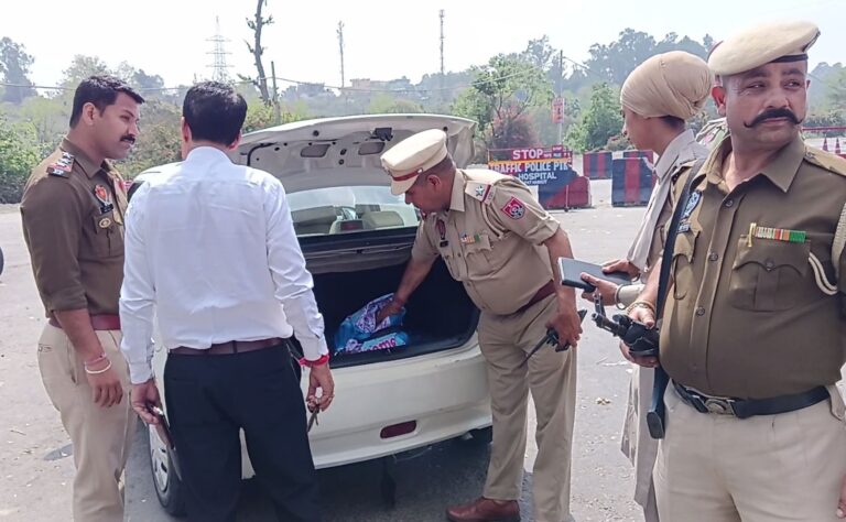 ਪਠਾਨਕੋਟ ਪੁਲਿਸ ਨੇ ਸਖਤ ਕੀਤੇ ਸੁਰੱਖਿਆ ਪ੍ਰਬੰਧ/ ਇੰਟਰਸਟੇਟ ਨਾਕਿਆਂ ’ਤੇ ਵਧਾਈ ਚੌਕਸੀ/ ਹਰ ਆਉਣ-ਜਾਣ ਵਾਲੇ ’ਤੇ ਰੱਖੀ ਜਾ ਰਹੀ ਨਜ਼ਰ