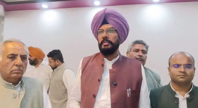 ਗੁਰਦਾਸਪੁਰ ’ਚ ਸੁਨਿਆਰੇ ਦੇ ਘਰ ਪਹੁੰਚੇ ਵਿਧਾਇਕ ਧਾਲੀਵਾਲ/ ਕਰੋੜਾਂ ਦੀ ਹੋਈ ਸੀ ਲੁੱਟ/ ਮੁੱਖ ਮੰਤਰੀ ਦੀ ਹਦਾਇਤ ਮੁਤਾਬਕ ਕੀਤੀ ਗੱਲਬਾਤ