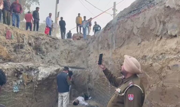 ਜਲੰਧਰ ’ਚ ਮਨੁੱਖਤਾ ਨੂੰ ਸ਼ਰਮਸਾਰ ਕਰਦੀ ਘਟਨਾ/ ਹਾਦਸੇ ’ਚ ਮਾਰੇ ਸਖਸ਼ ਦਾ ਪਰਸ ਲੈ ਕੇ ਚੋਰ ਫਰਾਰ/ ਖੱਡੇ ’ਚ ਮੋਟਰ ਸਾਇਕਲ ਸਮੇਤ ਡਿੱਗਣ ਕਾਰਨ ਗਈ ਜਾਨ