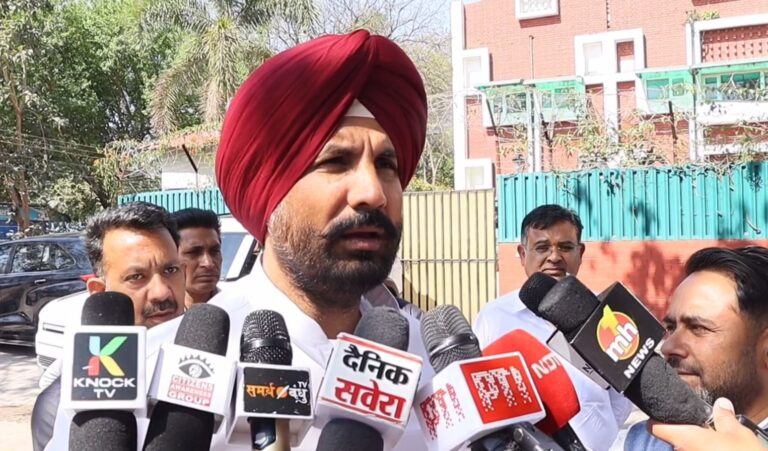 ਹਵਾਈ ਯਾਤਰੀਆਂ ਦੇ ਹੱਕ ’ਚ ਨਿਤਰੇ ਰਾਜਾ ਵੜਿੰਗ/  ਕੇਂਦਰ ਸਰਕਾਰ ਨੂੰ ਤੁਰੰਤ ਸਹਾਇਤਾ ਦੀ ਕੀਤੀ ਮੰਗ/  ਦੇਸ਼ਾਂ ਦੀਆਂ ਐਬੰਸੀਆਂ ਨਾਲ ਰਾਬਤਾ ਕਰਨ ਦੀ ਅਪੀਲ