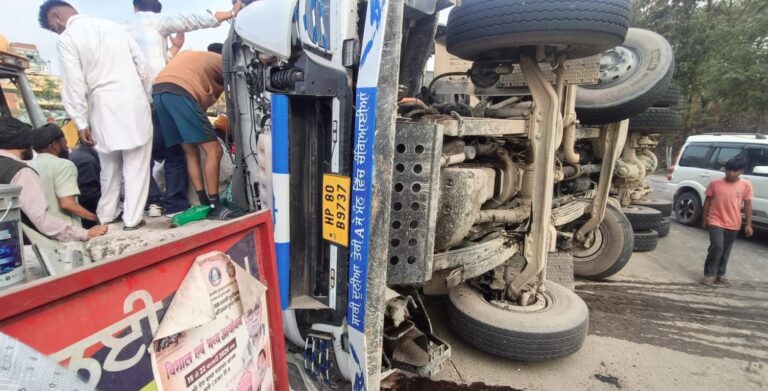 ਕੀਰਤਪੁਰ ’ਚ ਬਜਰੀ ਨਾਲ ਭਰੇ ਟਿੱਪਰ ਨਾਲ ਹਾਦਸਾ/ ਪਤਾਲਪੁਰੀ ਚੌਂਕ ਨੇੜੇ ਬੇਕਾਬੂ ਹੋ ਕੇ ਪਲਟਿਆ ਟਿੱਪਰ/ ਚਾਲਕ ਮੁਸ਼ਕਲ ਨਾਲ ਕੱਢਿਆ ਬਾਹਰ