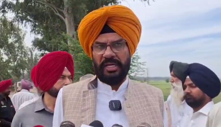 ਅਜਨਾਲਾ ਦੇ ਹੜ੍ਹ ਪ੍ਰਭਾਵਿਤ ਖੇਤਰ ਪਹੁੰਚੇ ਵਿਧਾਇਕ ਧਾਲੀਵਾਲ/ ਧੁੱਸੀ ਬੰਨ੍ਹ ’ਤੇ ਹੋਣ ਵਾਲੇ ਕੰਮਾਂ ਦਾ ਲਿਆ ਜਾਇਜ਼ਾ/ ਅਧਿਕਾਰੀਆਂ ਨੂੰ ਕੰਮਾਂ ਦੇ ਵੇਰਵੇ ਇਕੱਤਰ ਕਰਨ ਦੇ ਹੁਕਮ