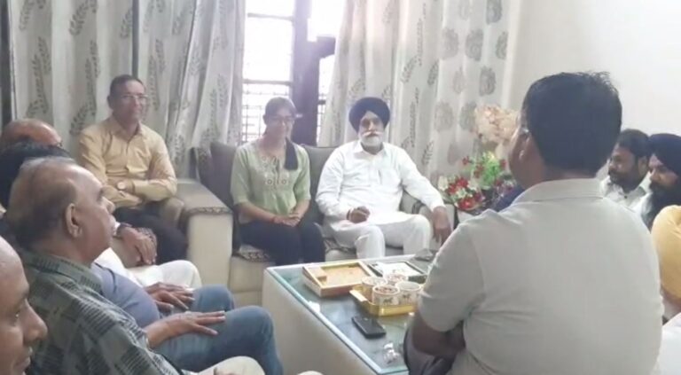 ਨਵ-ਨਿਯੁਕਤ ਜੱਜ ਦੇ ਘਰ ਪਹੁੰਚੇ ਸਿਕੰਦਰ ਸਿੰਘ ਮਲੂਕਾ/ ਪਰਿਵਾਰ ਨੂੰ ਮਿਲ ਕੇ ਸਾਂਝਾ ਕੀਤੀ ਖੁਸ਼ੀ/ ਧੀਆਂ ਲਈ ਰਾਹ-ਦਸੇਰਾ ਬਣਨ ਲਈ ਦਿੱਤੀ ਵਧਾਈ