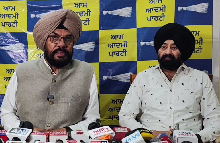 ਅੰਮ੍ਰਿਤਸਰ ’ਚ ਵਿਧਾਇਕ ਧਾਲੀਵਾਲ ਦੀ ਪ੍ਰੈੱਸ ਕਾਨਫਰੰਸ/ ਗ੍ਰਹਿ ਮੰਤਰੀ ਅਮਿਤ ਸ਼ਾਹ ਨੂੰ ਪਿੱਛੇ ਤਿੱਖੇ ਸਵਾਲ/ RDF, GST ਤੇ ਹੜ੍ਹ ਮੁਆਵਜ਼ੇ ਦੇ ਫੰਡ ਜਾਰੀ ਕਰਨ ਦੀ ਮੰਗ