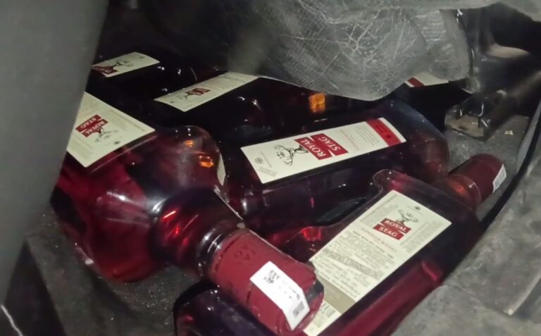 ਗੁਰਦਾਸਪੁਰ ਪੁਲਿਸ ਵੱਲੋਂ ਸ਼ਰਾਬ ਤਸਕਰ ਖੇਪ ਸਮੇਤ ਕਾਬੂ/ ਚੰਡੀਗੜ੍ਹ ਮਾਅਰਕਾ ਸ਼ਰਾਬ ਦੀ ਖੇਪ ਬਰਾਮਦ/ ਚੰਡੀਗੜ੍ਹੋਂ ਗੱਡੀ ਭਰ ਲਿਆਏ ਸੀ ਸ਼ਰਾਬ ਦੇ ਮਟਕੇ