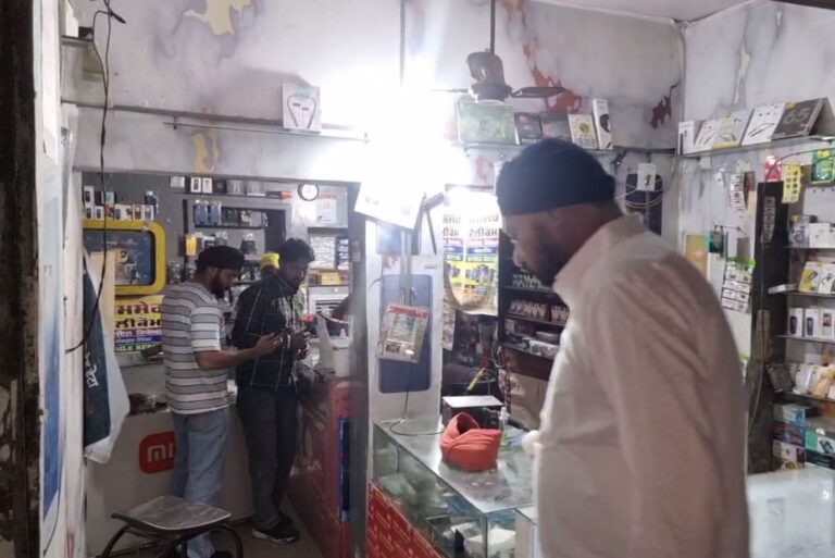 ਅੰਮ੍ਰਿਤਸਰ ’ਚ ਮੋਬਾਈਲ ਦੀ ਦੁਕਾਨ ’ਤੇ ਫਾਇਰਿੰਗ/ ਤਾਬੜਤੋੜ ਗੋਲੀਆਂ ਚੱਲਣ ਨਾਲ ਇਕ ਗੰਭੀਰ ਜ਼ਖਮੀ