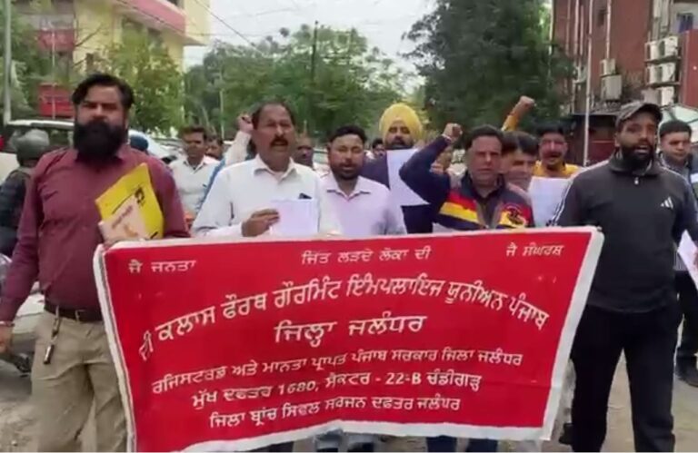 ਜਲੰਧਰ ’ਚ ਦਰਜਾ-4 ਮੁਲਾਜ਼ਮਾਂ ਦਾ ਪ੍ਰਦਰਸ਼ਨ/ ਬਜਟ ’ਚ ਅਣਗੌਲਿਆਂ ਕਰਨ ਦੇ ਲਾਏ ਇਲਜ਼ਾਮ/ ਬਜਟ ਦੀਆਂ ਕਾਪੀਆਂ ਸਾੜ ਕੇ ਕੀਤੀ ਨਾਅਰੇਬਾਜ਼ੀ