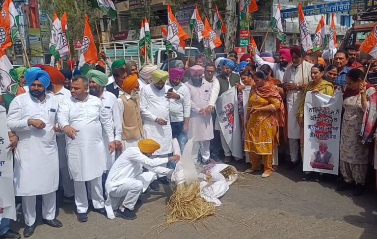 ਫਤਹਿਗੜ੍ਹ ਸਾਹਿਬ ਵਿਖੇ ਕਾਂਗਰਸ ਦਾ ਪ੍ਰਦਰਸ਼ਨ/ LPG ਗੈਸ ਦੀ ਕਿੱਲਤ ਨੂੰ ਲੈ ਕੇ ਕੀਤੀ ਨਾਅਰੇਬਾਜ਼ੀ/ ਡੀਸੀ ਨੂੰ ਪ੍ਰਧਾਨ ਮੰਤਰੀ ਦੇ ਨਾਮ ਸੌਂਪਿਆ ਮੰਗ ਪੱਤਰ