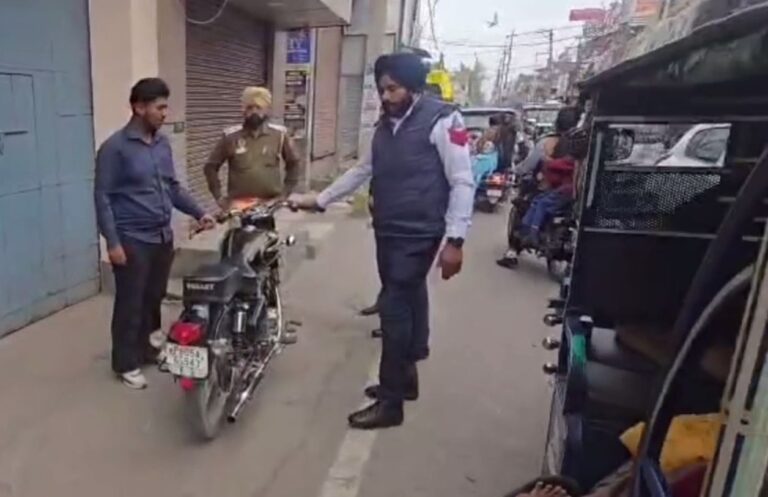 ਮੋਗਾ ਪੁਲਿਸ ਦਾ ਬੁਲਿਟ ਮੋਟਰ ਸਾਇਕਲਾਂ ਤੇ ਸਿਕੰਜ਼ਾ/ ਪਟਾਕੇ ਵਜਾਉਣ ਵਾਲੇ 15 ਬੁਲਿਟਾਂ ਦੇ ਕੀਤੇ ਚੱਲਾਨ/ ਮਕੈਨਿਕ ਬੁਲਾ ਕੇ ਉਤਾਰੇ ਸਾਈਲੈਂਸਰ