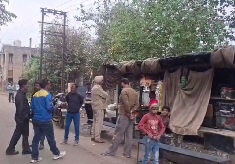 ਜਲੰਧਰ ’ਚ ਸ਼ੱਕੀ ਹਾਲਤ ’ਚ ਵਿਅਕਤੀ ਦੀ ਮੌਤ/ ਦੁਕਾਨ ਤੋਂ ਚਾਹ ਪੀਣ ਆਇਆ ਸੀ ਸਖਸ਼/ ਪੁਲਿਸ ਨੇ ਲਾਸ਼ ਕਬਜ਼ੇ ’ਚ ਲੈ ਕੇ ਜਾਂਚ ਆਰੰਭੀ