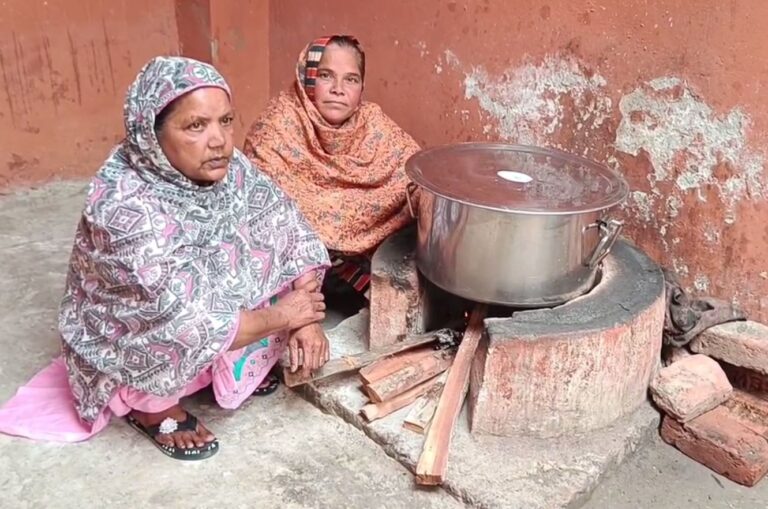 ਅੰਮ੍ਰਿਤਸਰ ਦੇ ਸਕੂਲਾਂ ਨੇ ਮਿਡ ਡੇ ਮੀਲ ਲਈ ਕੀਤੇ ਬਦਲਵੇਂ ਪ੍ਰਬੰਧ/ ਗੈਸ ਕਮੀ ਕਾਰਨ ਲੱਕੜਾਂ ਨਾਲ ਬਣ ਰਿਹਾ ਮਿਡ-ਡੇ ਮੀਲ/ ਸਰਕਾਰ ਵੱਲੋਂ ਬਦਲਵੇਂ ਪ੍ਰਬੰਧਾਂ ਦੇ ਹੁਕਮਾਂ ਬਾਅਦ ਚੁੱਕਿਆ ਕਦਮ