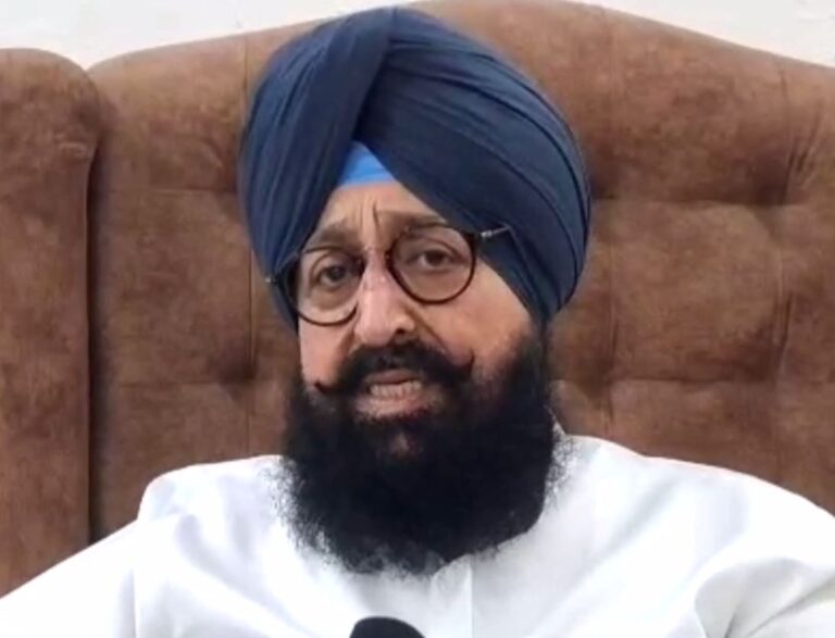 ਪ੍ਰਤਾਪ ਬਾਜਵਾ ਨੇ ਅਫਸਰ ਖੁਦਕੁਸ਼ੀ ਦੀ ਸੀਬੀਆਈ ਜਾਂਚ ਮੰਗੀ/ ਮੁੱਖ ਮੰਤਰੀ ’ਤੇ ਲਿਪਾ-ਪੋਚੀ ਦੇ ਲਾਏ ਇਲਜ਼ਾਮ/ ਕਿਹਾ, ਅਸਤੀਫਾ ਲੈ ਕੇ ਸਾਥੀ ਨੂੰ ਬਚਾਉਣਾ ਚਾਹੁੰਦੇ ਨੇ ਮੁੱਖ ਮੰਤਰੀ